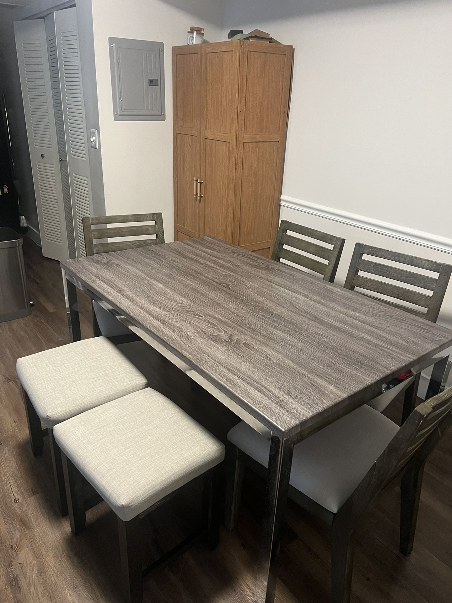 Dining Room Table w/4 Chairs And 2 Table Stools
