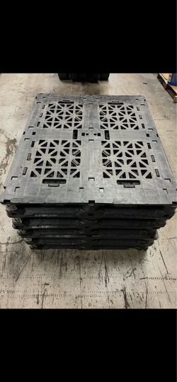 HEAVY DUTY PLASTIC PALLETS 48x40 $25 EACH DELIVERY AVAILABLE $$$