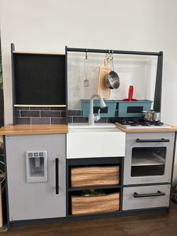 KidKraft Wooden Farm to Table Play Kitchen with EZ Kraft Assembly™, Lights & Sounds, Ice Maker and 17 Accessories