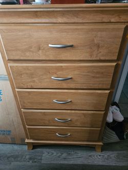 5 drawer dresser with matching night stand