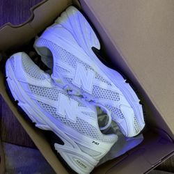 New Balance White 740 