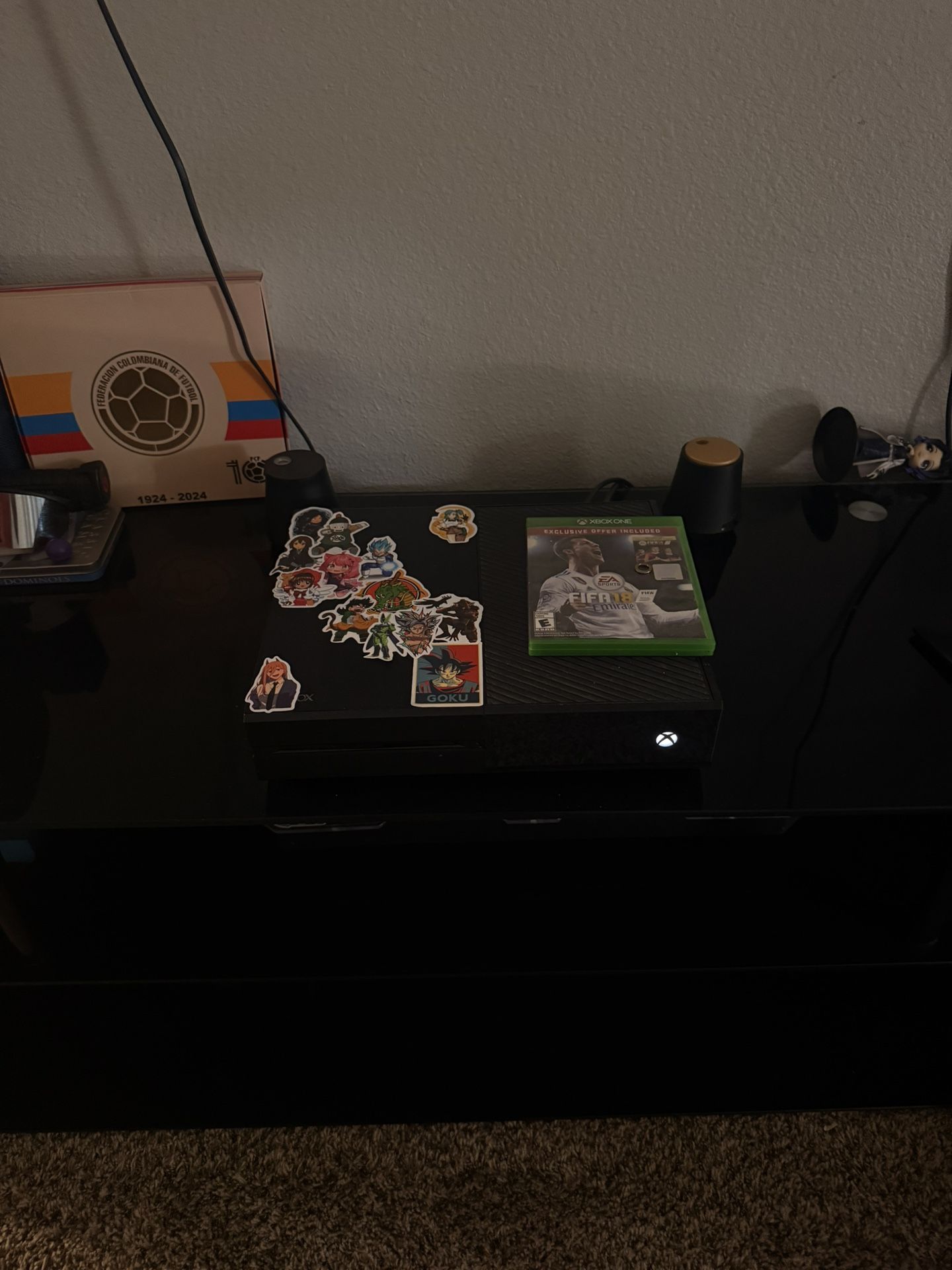 Xbox One Con Un Control Y Un Juego
