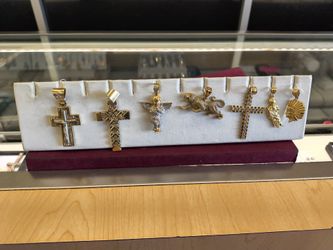14k10k gold pendant different prices and grams layaway available 10% Dwon if you interested please make sure you ask for Maribel thank you