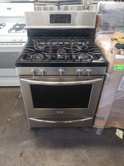Frigidaire Gas Stove W/ Convention Oven