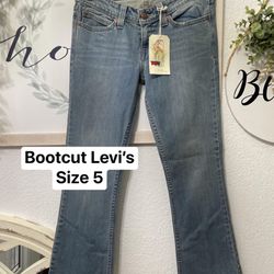 Levi’s Bootcut Jeans 