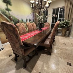 Table set All Solid Wood.  It is in mint conditions . 