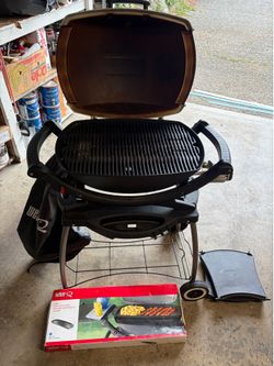 Weber Q200 Propane Grill + Rolling Stand + Side Shelves + Weber Griddle – Excellent Condition