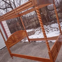 Poster Canopy Bed