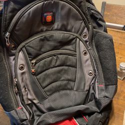 Wenger - Synergy Backpack for 16" Laptop - Black/Gray