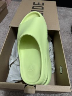 YEEZY SLIDE SIZE 9