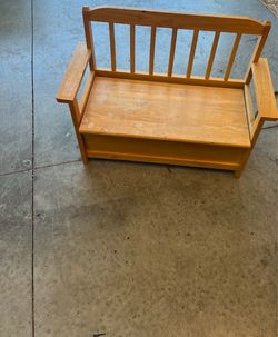 Wooden Storage Bench with Spindle Back