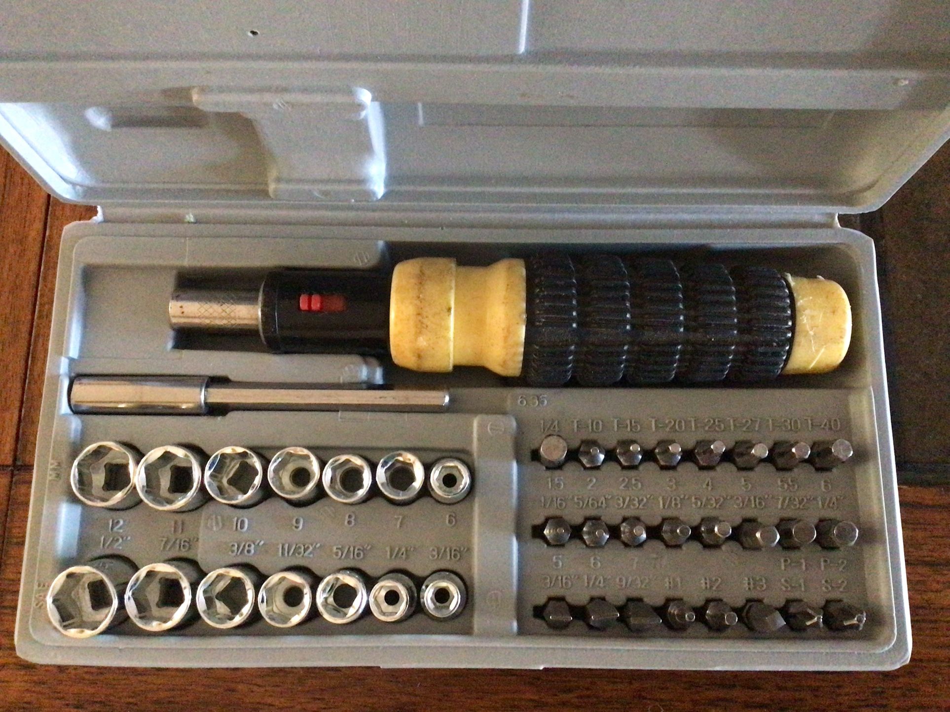 41 Pc Multipurpose Ratcheting Screwdriver Set. Sockets (SAE & Sockets ...