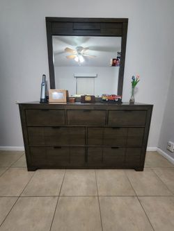 QUEEN SIZE BEDROOM
