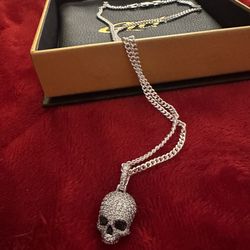 Gld Paved skull pendant