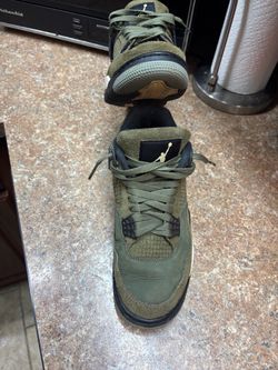 Men’s 8 olive green j 4s ￼