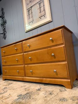 6-Drawer Wood Dresser – Warm Honey Finish