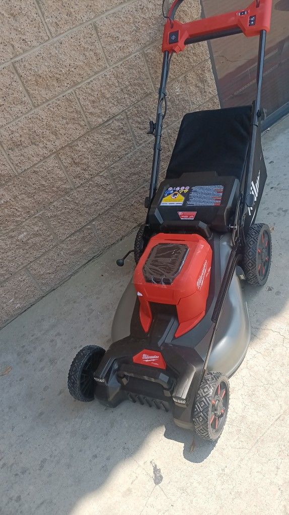 Milwaukee
M18 FUEL Brushless Cordless 21 in. Walk Behind Dual Battery Self-Propelled Mower (Tool-Only