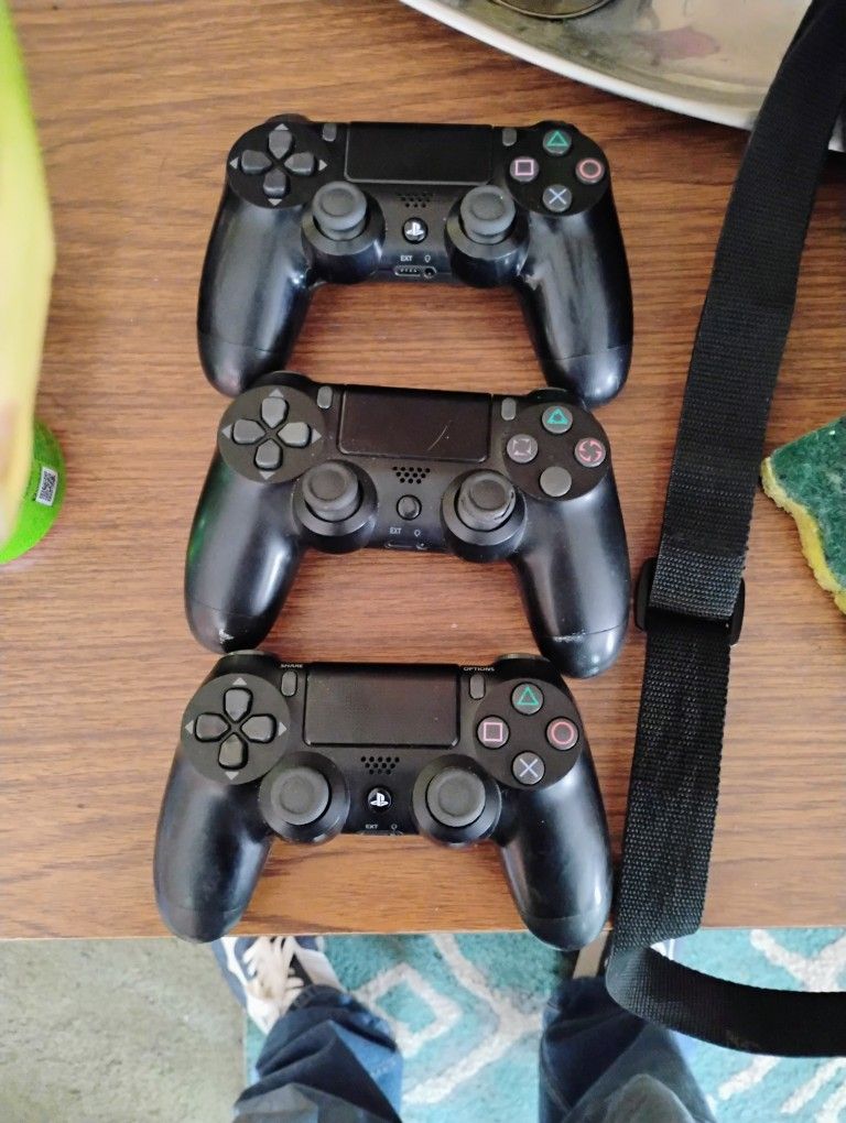 PS4 Controllers 20$