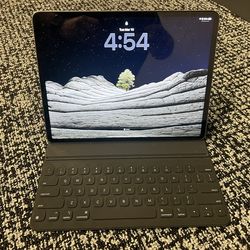 iPad Pro 12.9in - 6th Gen 128 GB with keyboard