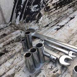 11-SOCKET 9-BRAND NEW CRAFTSMAN SOCKET 3-BRAND NEW COMBINATION WRENCHES ONE EXTENSION $25.00