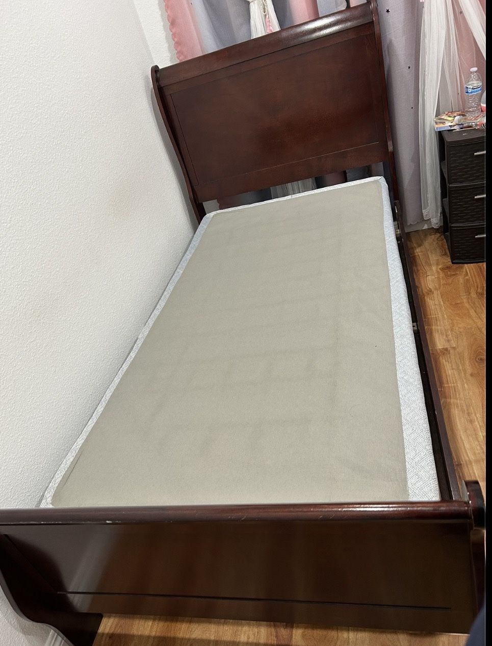 2 twin beds and dresser