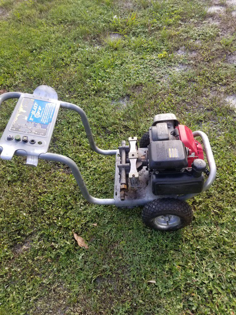 HONDA PRESSURE WASHERS  2600 PSI WORKS FINE  BUT THE PUMP IS LEAKING WATER  IT'S  COMPLETE WITH EVERYTHING 