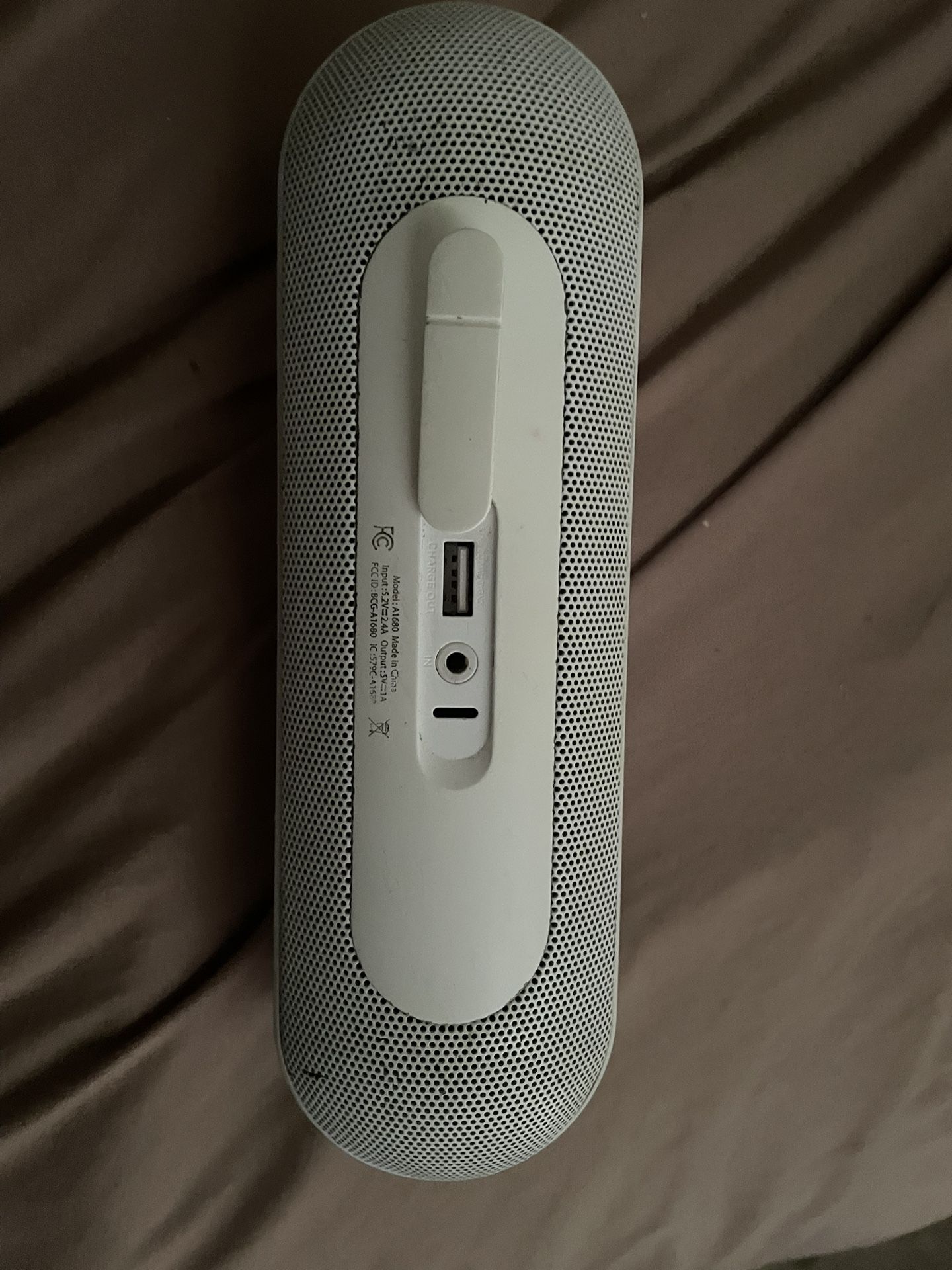 Used Beats Pill+speaker Gray Sound, Very Loud, And Bass ,Bluetooth Withe. Asking$25 Hablo Español