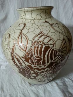WHITE BALL VASE WITH FISH