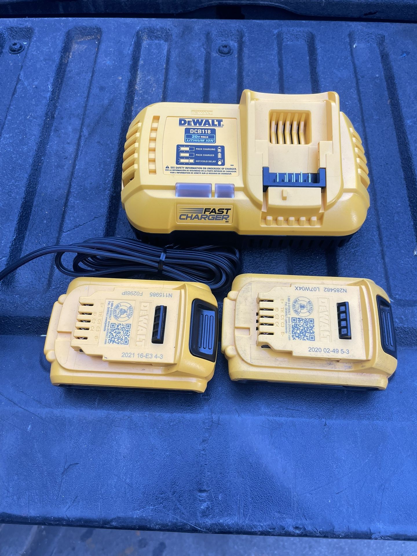 Cargador Dewalt Carga Rápida Y 2 Baterías 