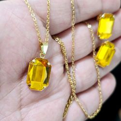 Set de Medalla y aretes CZ laminado en oro 18k. 