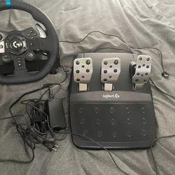 Logitech G923 Racing Wheel and Pedals for PS5, PS4, Xbox and PC - Black used 5 times

