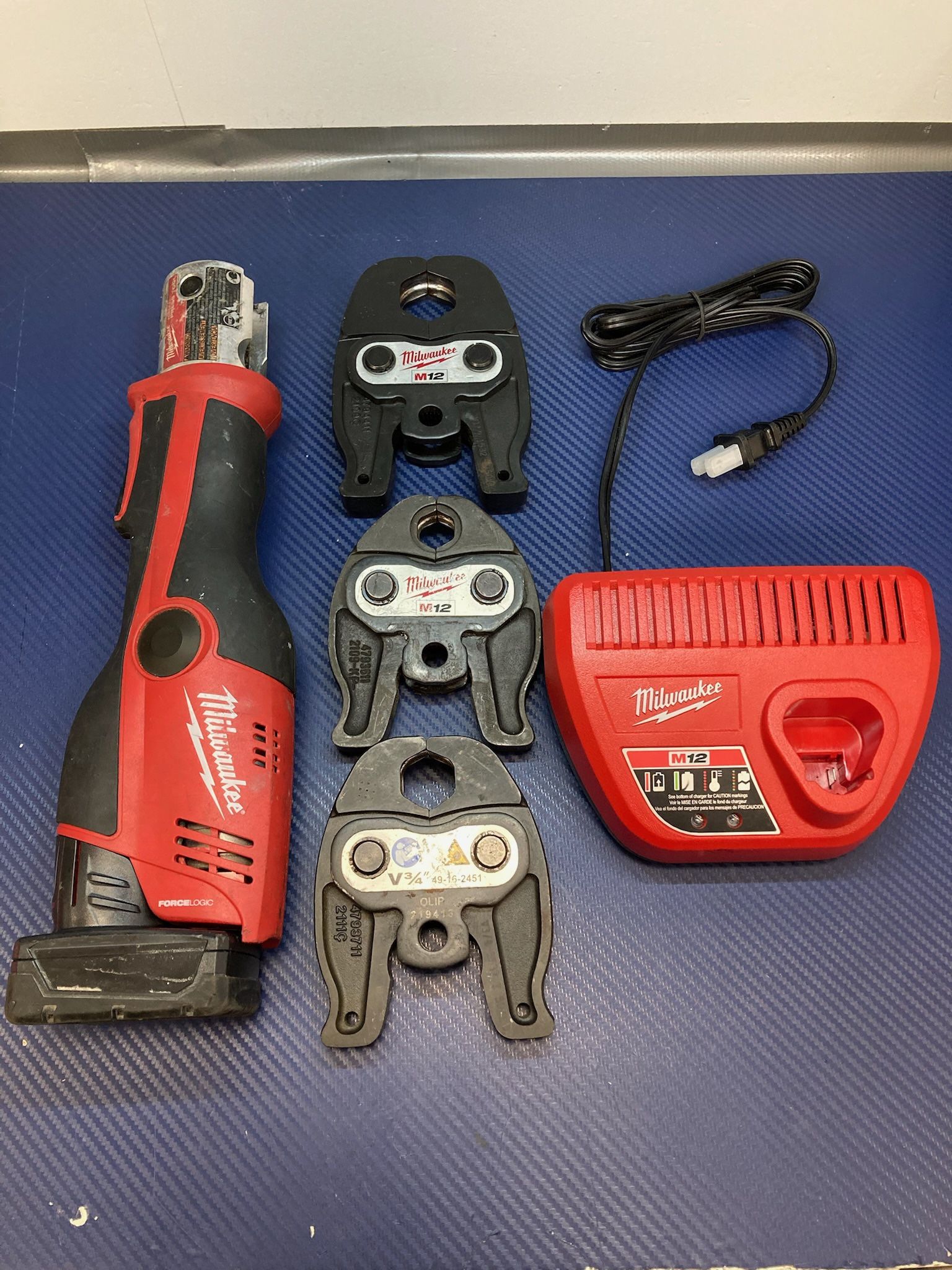 Milwaukee 2473-20 PRO PRESS M12 FORCE LOGIC 3 JAWS KIT V1/2"-1" 3AH BATT +Charger