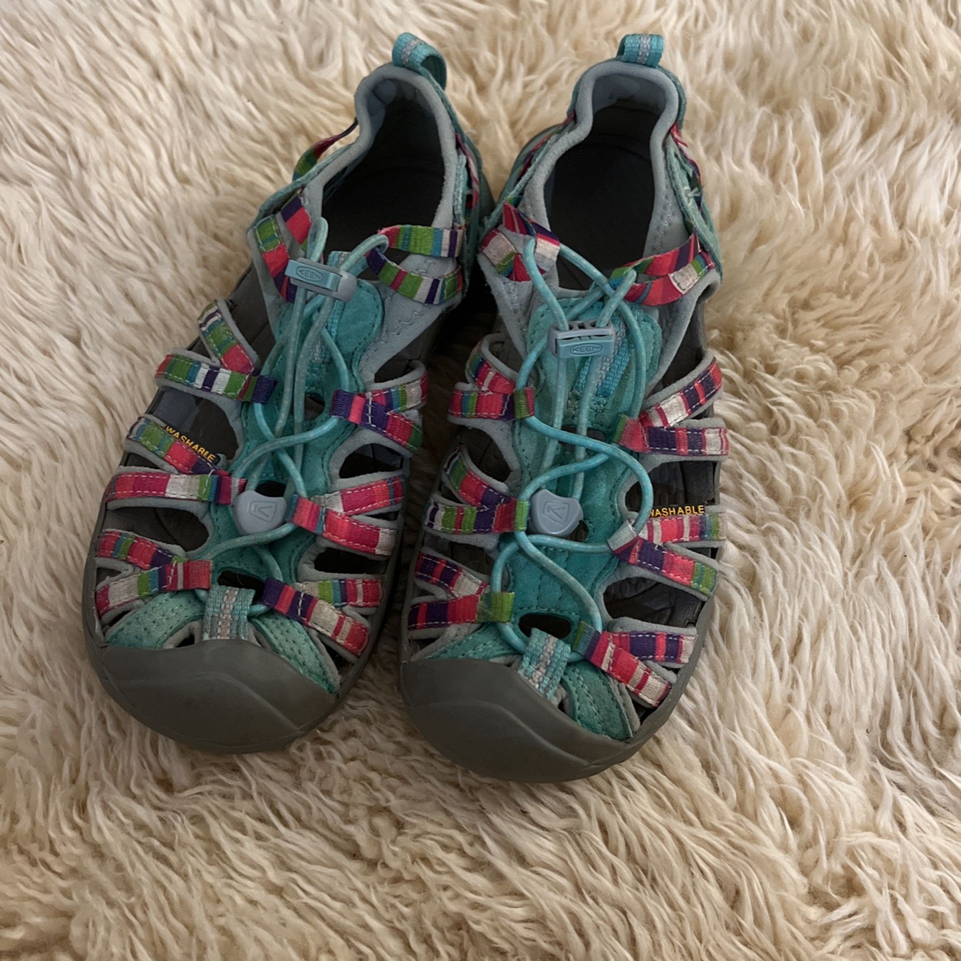 Keen Sandal youth 4 Girls hiking Shoe