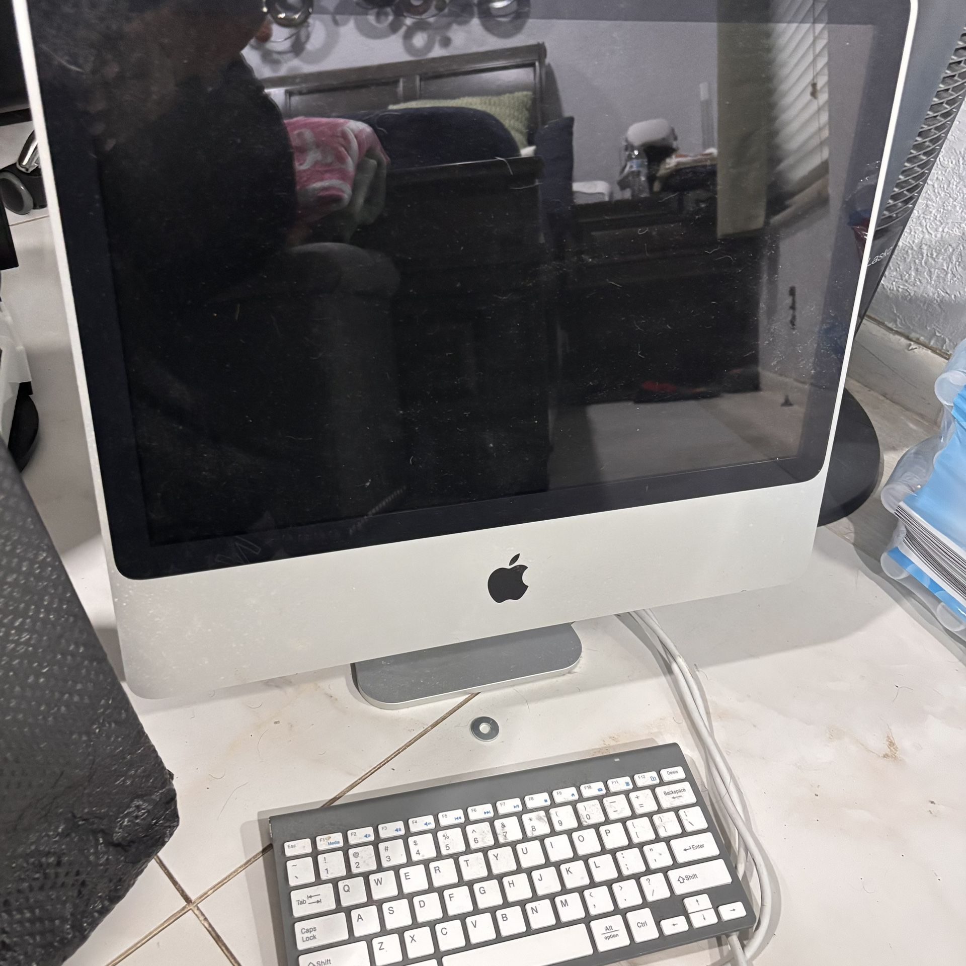 Apple iMac Model A1224 20" Desktop - MB323LL/A (Early, 2008)