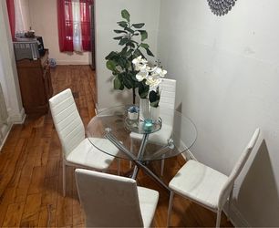 Dining room with 4 chairs