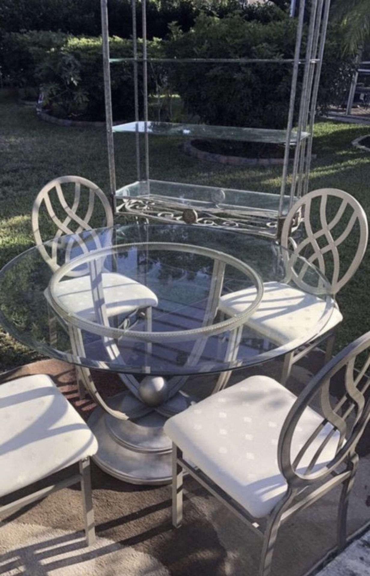 BEAUTIFUL IRON DINING ROOM SET TABLE WITH 4 CHAIRS AND A HUTCH EXCELLENT CONDITION