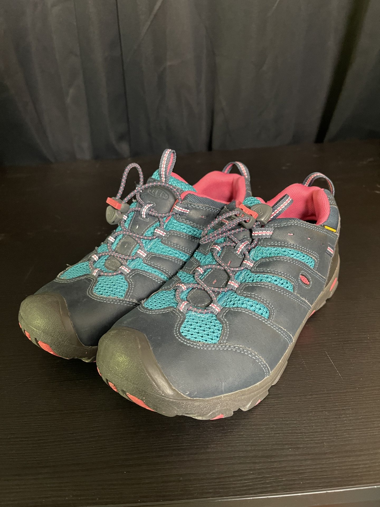 Waterproof Keen Hiking boots Women’s size 6