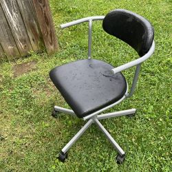 A Nice Swivel Chair To Work.  Very Comfortable And, In Good Condition (NO SHIPPING)