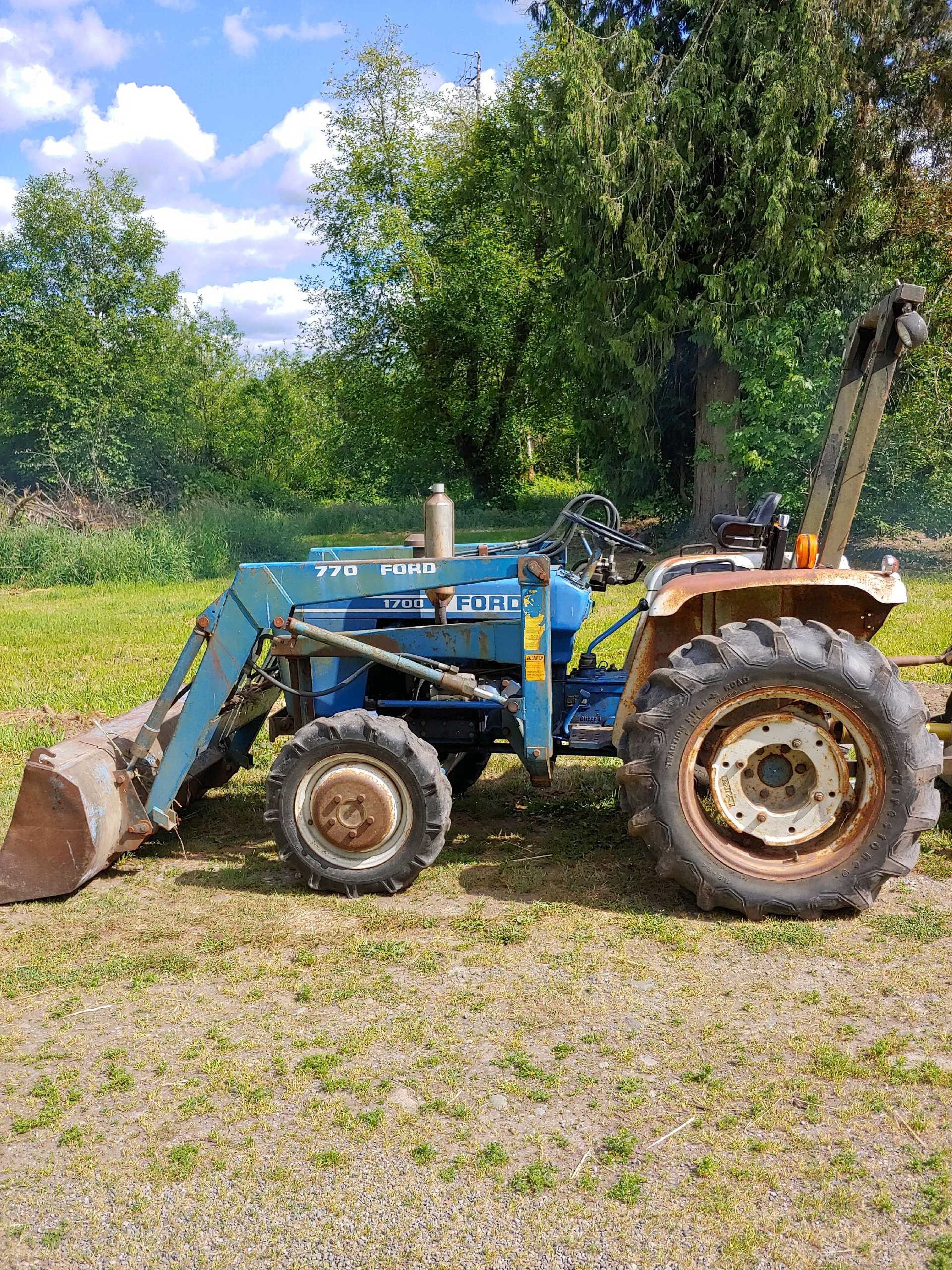 1982 Ford 1700 Tractor