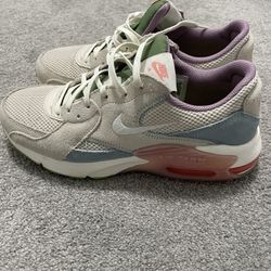 Women’s Nike Shoes 9.5