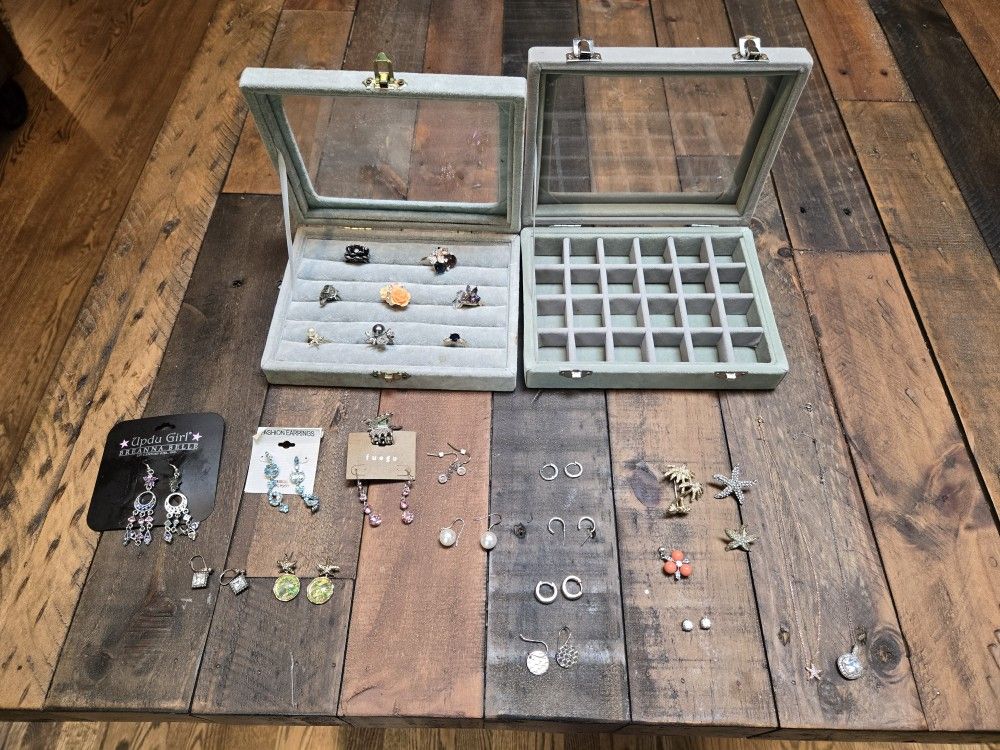 Vintage and recent jewelry lot, 8 rings, 11 earrings, 3 charms, 3 pins, 2 necklaces, 2 jewelry cases