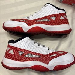 Jordan 11 Retro Low IE ‘White Gym Red’. 8M