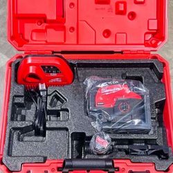 Milwaukee M12 12-Volt Lithium-Ion Cordless Green 125 ft. Cross Line and Plumb Points Laser Level Kit with 3.0 Ah Battery