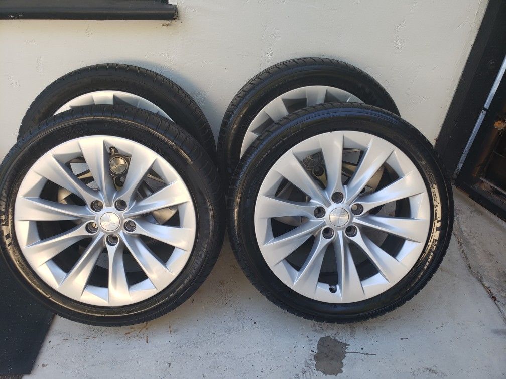 set of 4 TESLA MODEL S WHEELS RIMS AND TIRES 19" .... IN GREAT CONDITION only $950