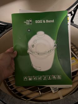 Medium green egg with moveable stand