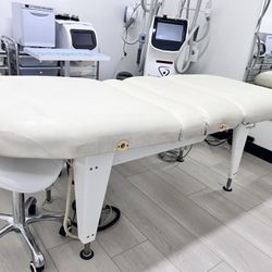 FREE, PICK UP TODAY! Spa Salon Massage Esthetician Lashes Bed Table 