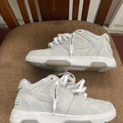 OFF-WHITE Out of Office "O00" Low Tops