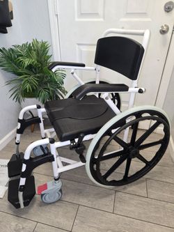 VEVOR Shower Wheelchair, 17.5in Width Aluminum Alloy Bathroom Wheelchair for Inside Shower, Shower Commode Transport Chair