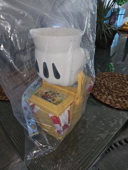 DISNEYLAND TOON TOWN PICNIC BASKET WITH MICKEY GLOVE HANDLE ~ NEW Popcorn bucket