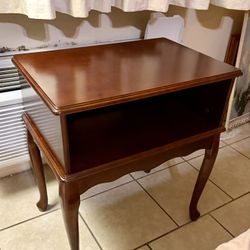 Wooden End Table/Nightstand